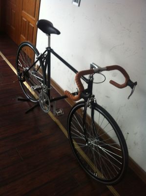 700C Road Bike mit Hi-Ten Stahl-Lugged Frame Shimano 14S Klassiker und Zählerbremse