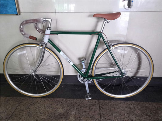 Fahren Sie im Stil Vintage-Männer-Einrad mit Stahlgabeln und Kenda 700C-Reifen